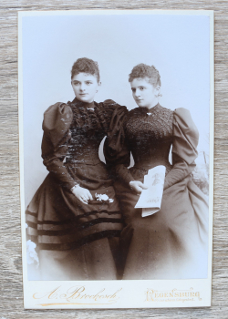 Kabinett Foto auf Karton / Regensburg / 1890-1910 / Foto Atelier A Brockesch P Schindler Nachf / Zur Schönen Gelegenheit / Schwestern Kleid Mode